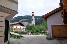 Kronplatz a městečko Niederdorf s farním kostelem