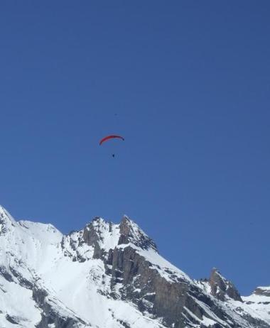 Italský Kronplatz a paraglidista