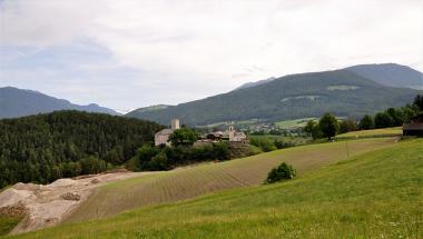 Italská vesnička Reischach a blízký hrad