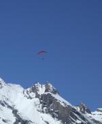 Italský Kronplatz a paraglidista